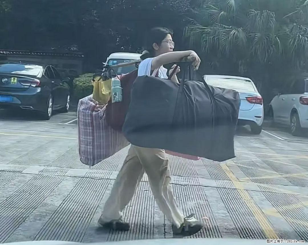 全网追的“扁担女孩”,找了一份暑假工,时薪12元 - 鹤岗生活资讯 - 鹤岗28生活网 hegang.28life.com