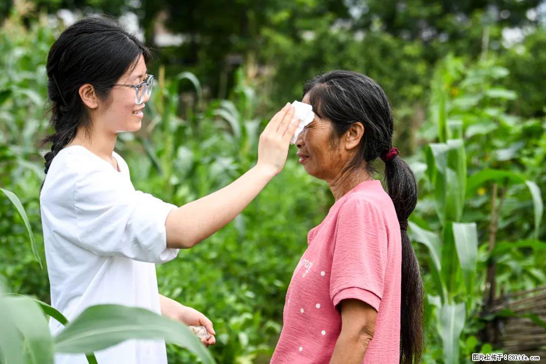 全网追的“扁担女孩”,找了一份暑假工,时薪12元 - 鹤岗生活资讯 - 鹤岗28生活网 hegang.28life.com