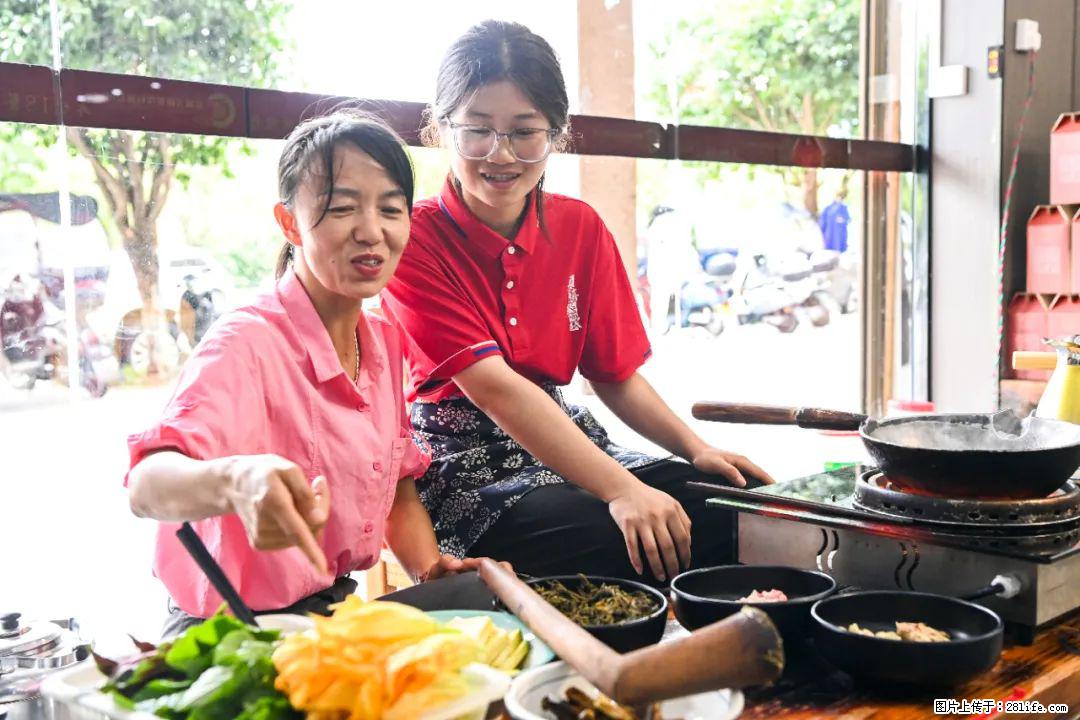 全网追的“扁担女孩”,找了一份暑假工,时薪12元 - 鹤岗生活资讯 - 鹤岗28生活网 hegang.28life.com